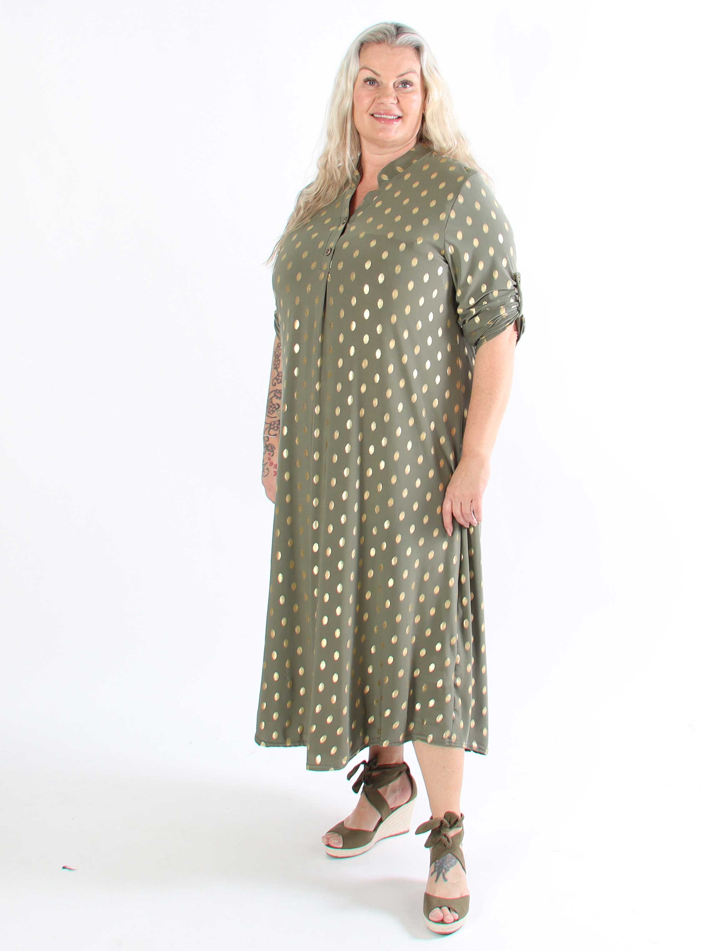 Ebba Gold Dress - Elastisk långklänning i plusstorlek med guldprickar